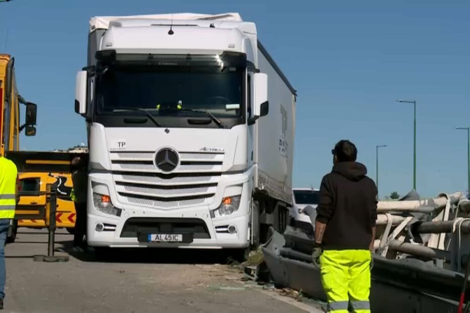 Acidente corta trânsito no IC2; circulação retomada às 12h45