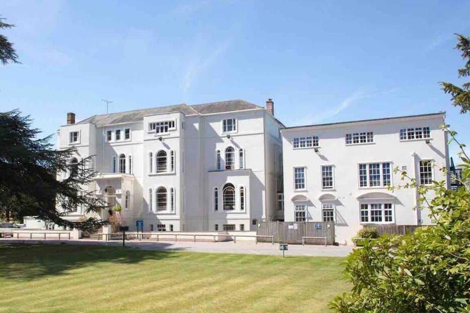 Príncipe André e Sarah Ferguson ponderam deixar Royal Lodge, em Windsor, com condição