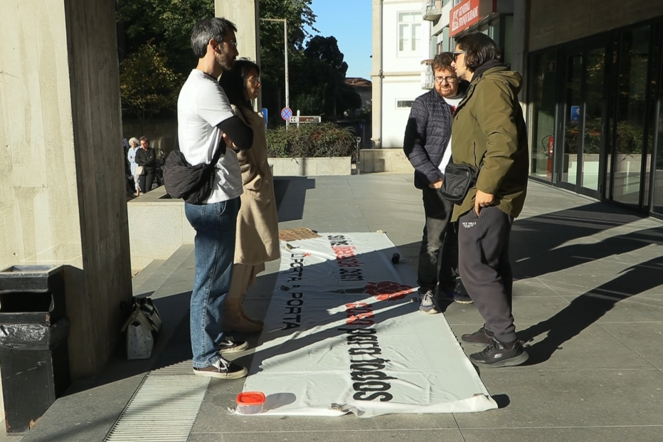 Protesto no IHRU no Porto por falta de apoios à renda