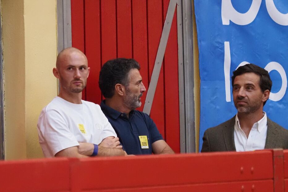 Craque do Benfica visita Évora, recebido por pai de antiga estrela do clube.
