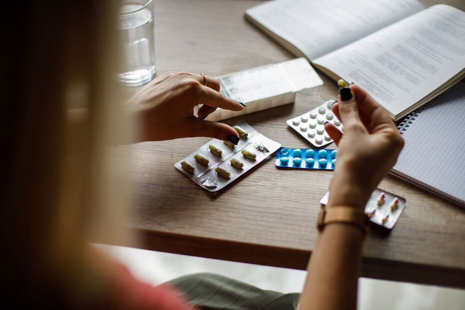 Organize a farmácia de casa com segurança, evite riscos e proteja a família
