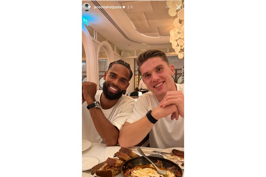 Gyokeres e Jeremiah St. Juste juntos num restaurante