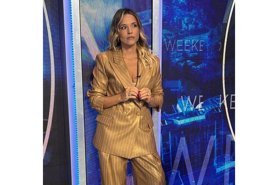 Mulher com fato dourado em frente a ecrã digital