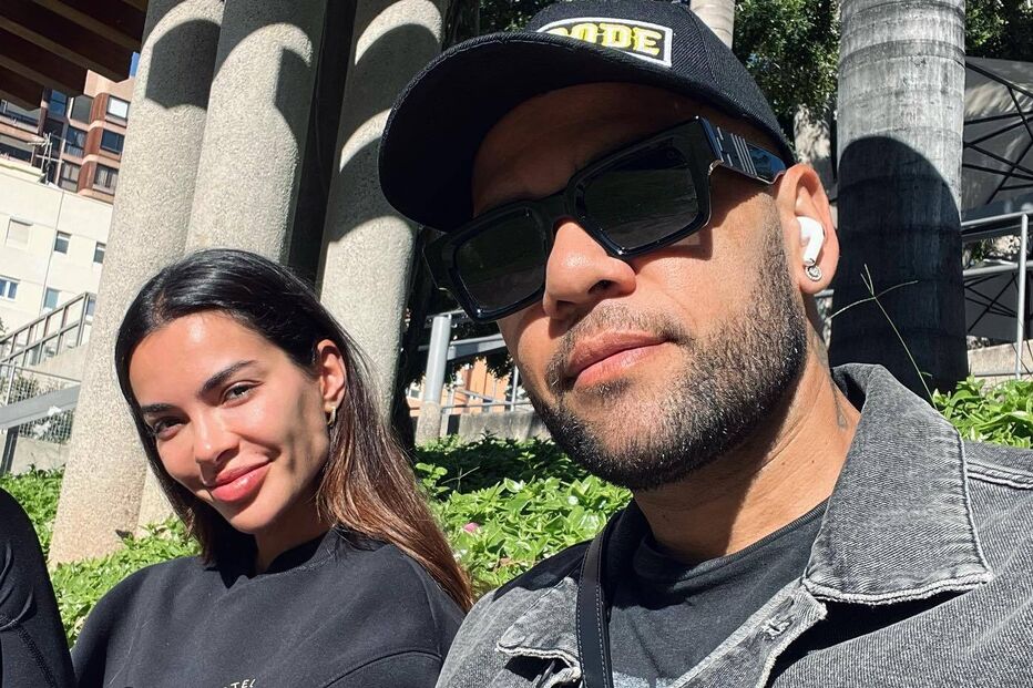 Daniel Alves surge sorridente ao lado da sua mulher