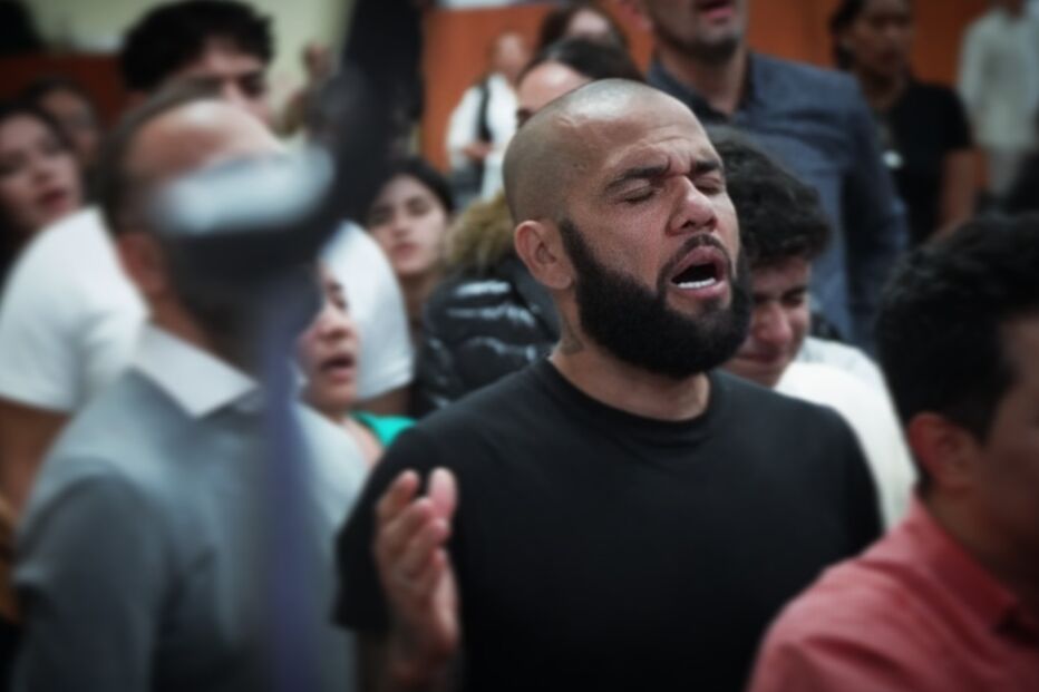 Dani Alves, ex-jogador de futebol, muda de vida após prisão e discursa na igreja