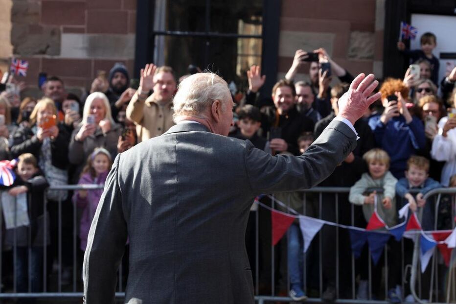 Rei Carlos III acena ao público durante visita oficial
