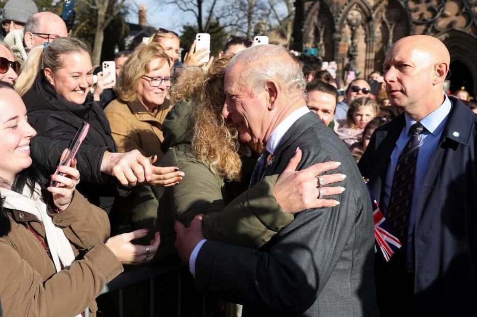 O Rei Carlos III recebe calorosamente apoiantes num evento público