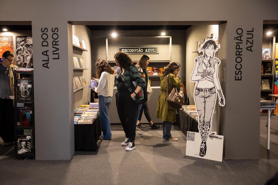 Amadora BD: visitantes exploram a área de livros e o stand Escorpião Azul