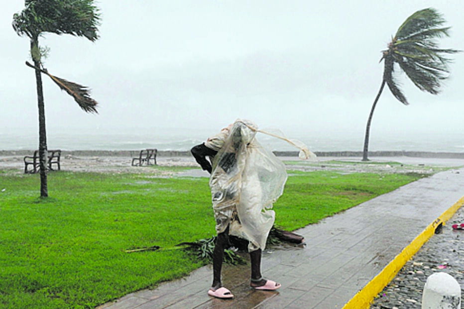 Furacão traz ventos fortes e chuvas torrenciais