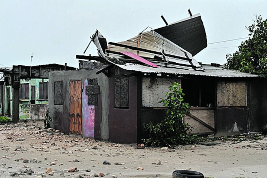 Alguns telhados  não resistiram