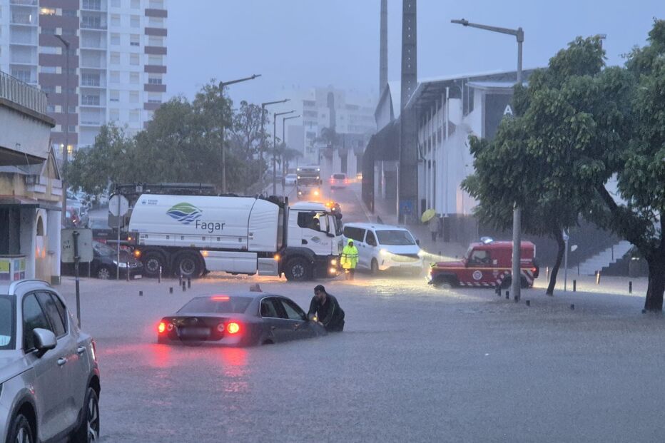 Chuva intensa deixa carros praticamente submersos no concelho de Faro