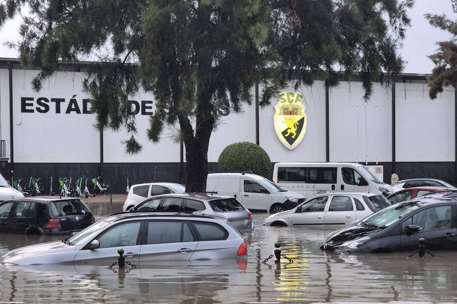 Chuva intensa deixa carros praticamente submersos no concelho de Faro