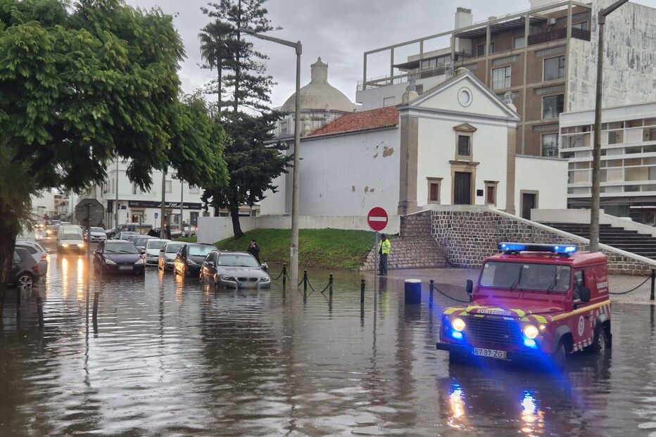 Chuva intensa deixa carros praticamente submersos no concelho de Faro