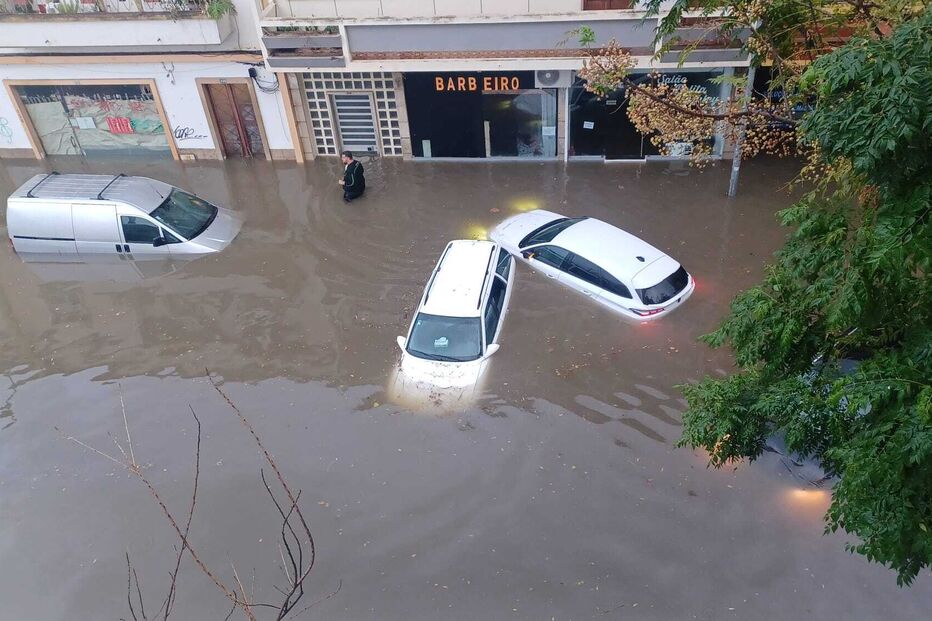 Chuva intensa deixa carros praticamente submersos no concelho de Faro