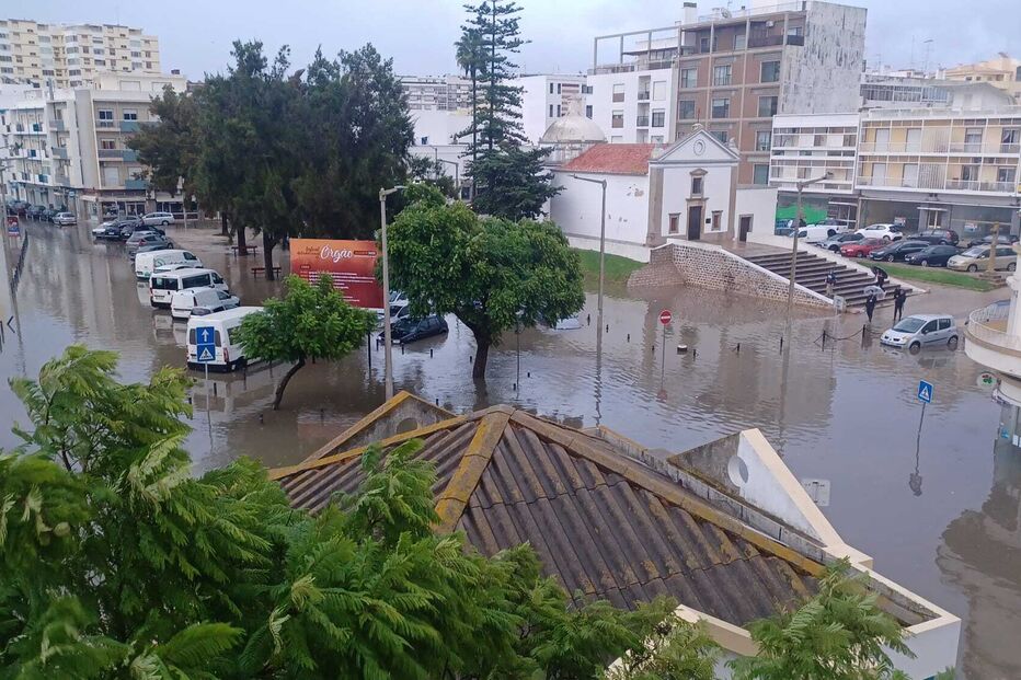 Chuva intensa deixa carros praticamente submersos no concelho de Faro