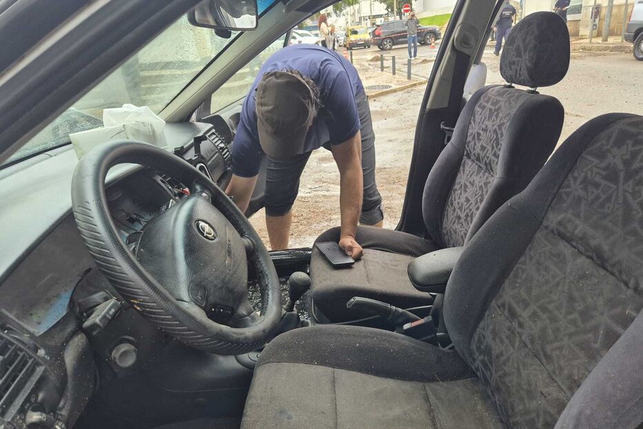 Chuva intensa deixa carros praticamente submersos no concelho de Faro