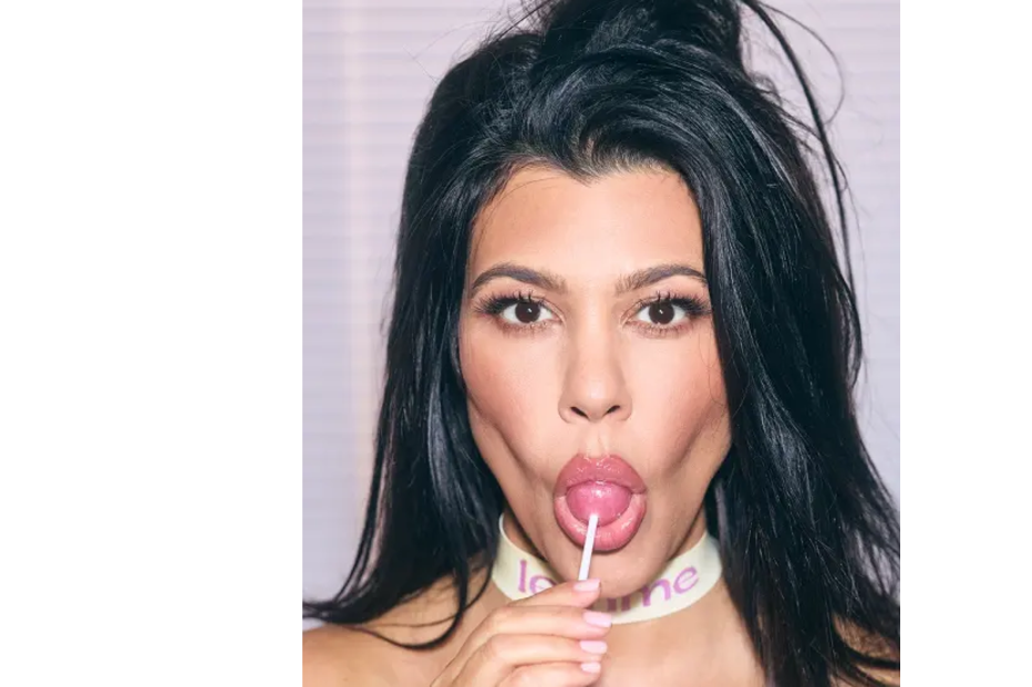 Kourtney Kardashian posa com um chupa-chupa