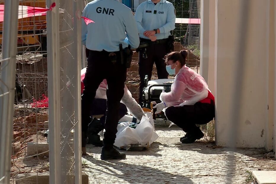 GNR e equipa médica no local onde um homem foi esfaqueado e morreu em Almada