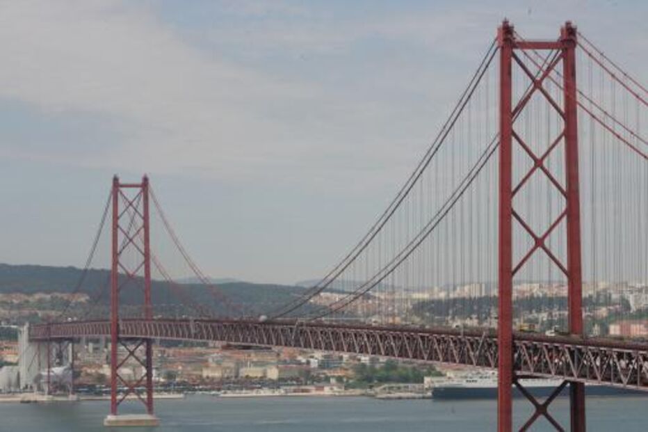 PSP trava trânsito na Ponte 25 de Abril para deter condutor em fuga