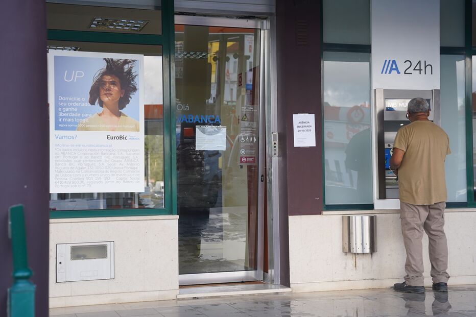 Agência do Banco Eurobic em Leiria assaltada; assaltantes em fuga