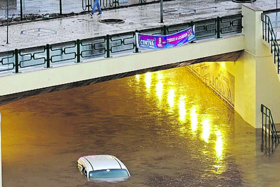 Carro ficou quase totalmente submerso com a altura da água no túnel de Olhão