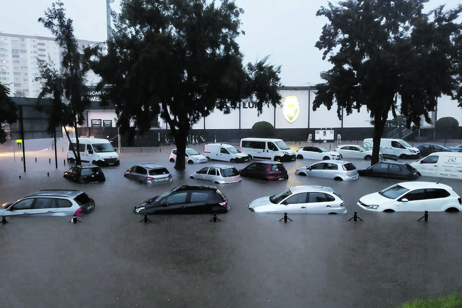 Veículos parados junto ao Estádio São Luís ficaram quase submersos