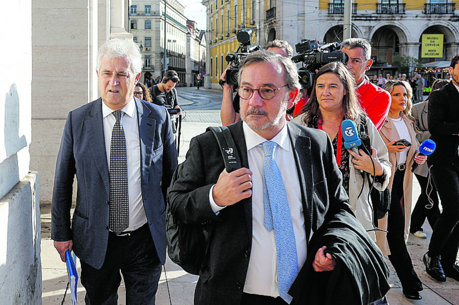 Vaz das Neves (à esquerda), que era presidente da Relação de Lisboa, chegou com o advogado do Miguel Matias