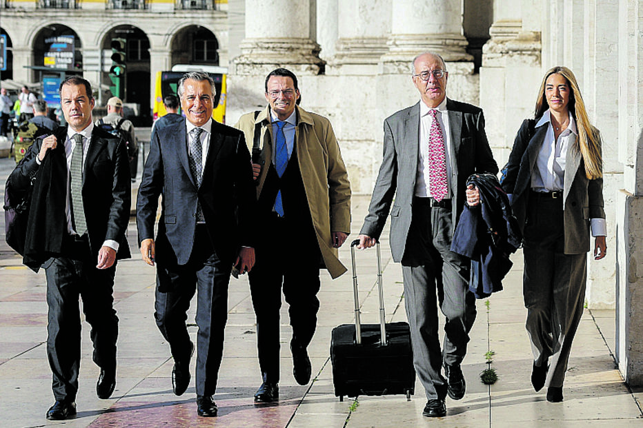 O empresário José Veiga (2.º a contar da esquerda) está acusado de entregar elevadas quantias a Rui Rangel