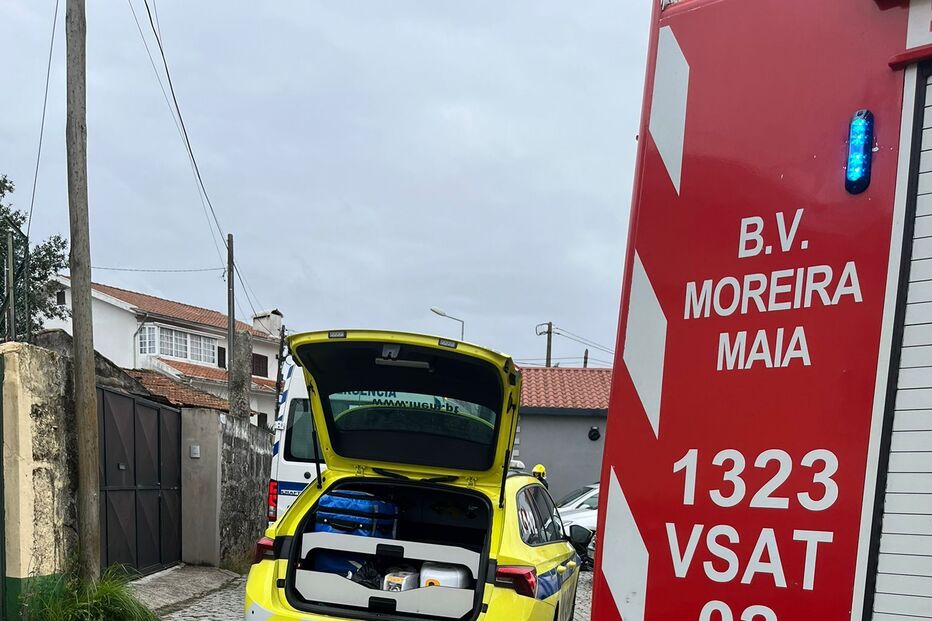 Carro de emergência e viatura dos bombeiros de Moreira Maia na rua