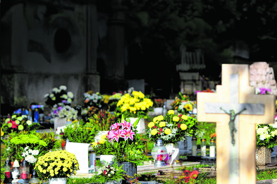 Nesta época de Santos e finados milhares de portugueses embelezam as campas