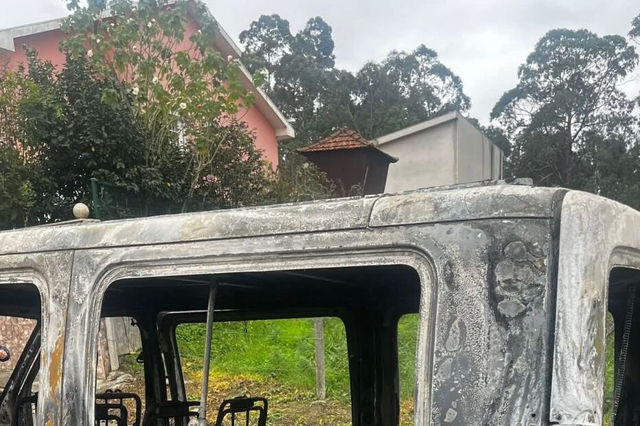 Carrinha foi encontrada queimada