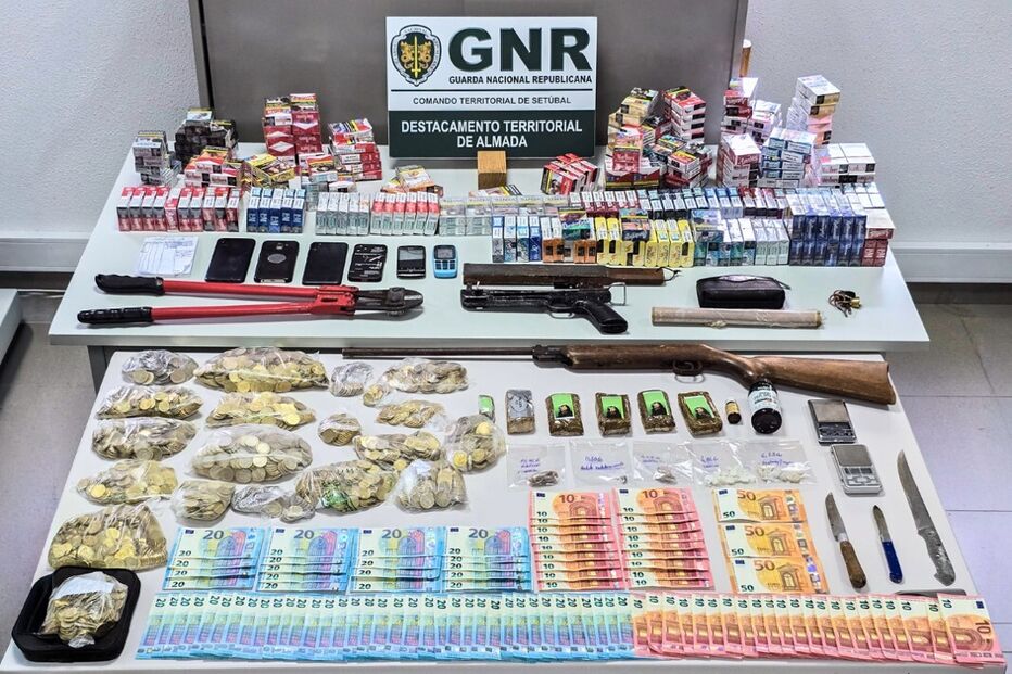 A GNR apreende armas, dinheiro e tabaco em Almada