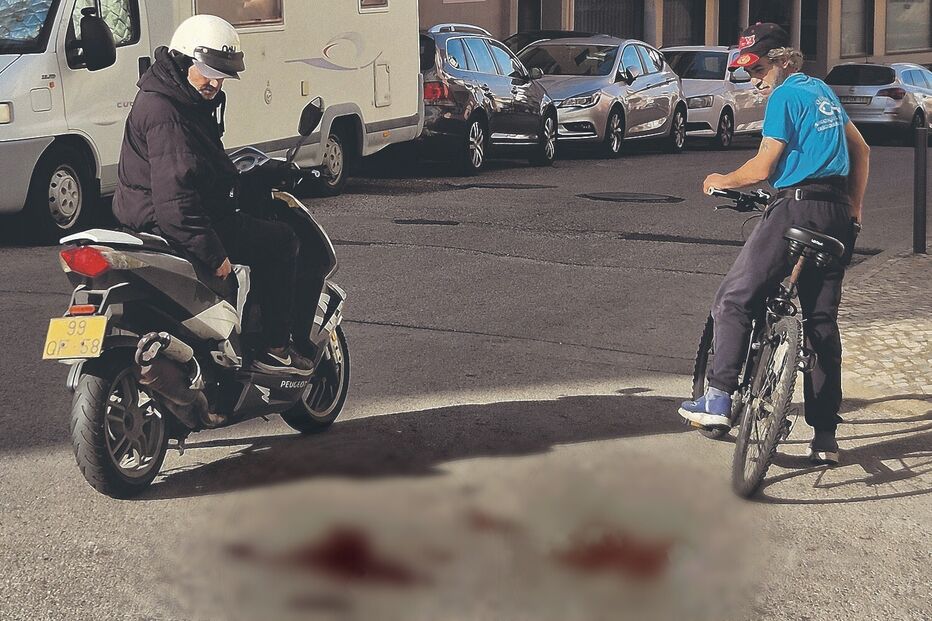 Vítima, de 44 anos, foi esfaqueada na Rua Afonso III. As marcas de sangue ainda eram visíveis no chão na manhã de quinta-feira