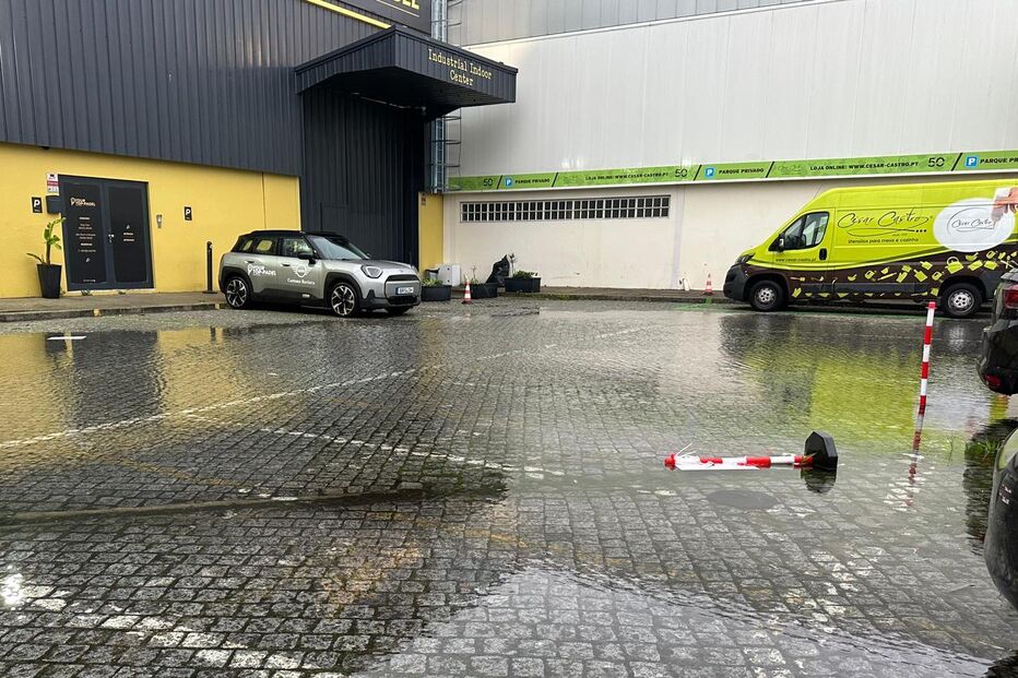 Água acumula-se na zona industrial