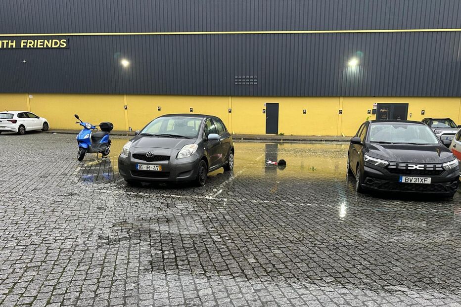 Água acumula-se na zona industrial