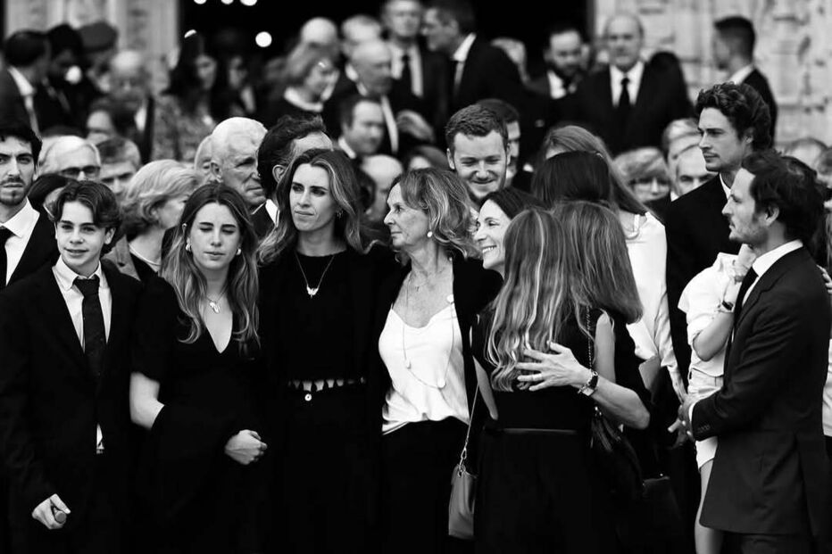 Família de Balsemão reunida no cemitério após a morte do patriarca