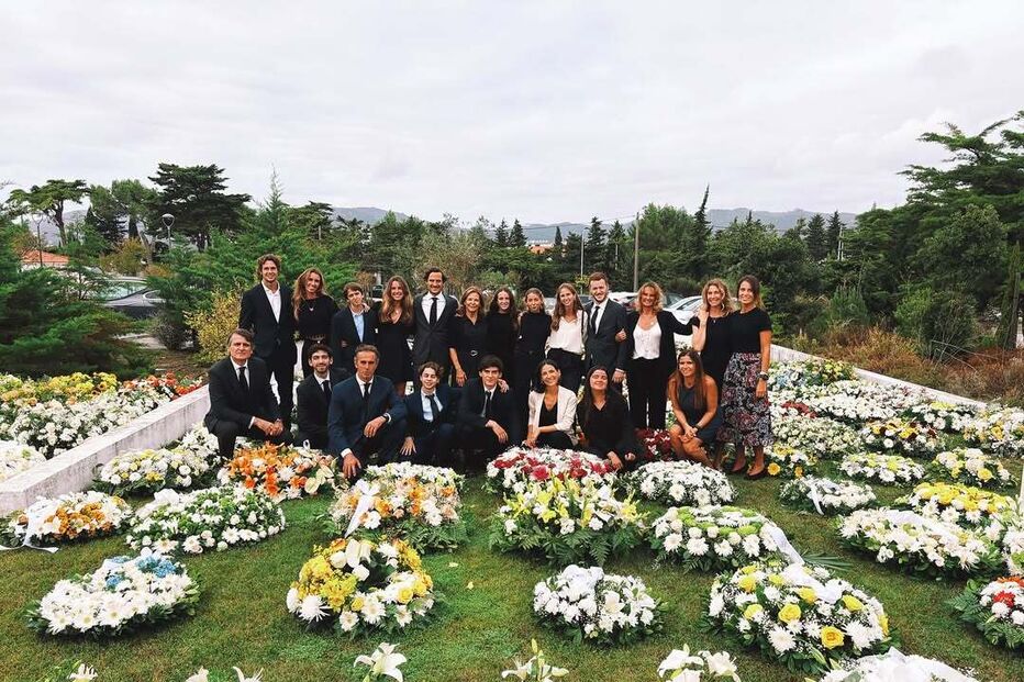 Família de Balsemão reunida no cemitério após a morte do patriarca