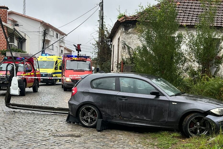 Três feridos em despiste de carro contra poste na Maia