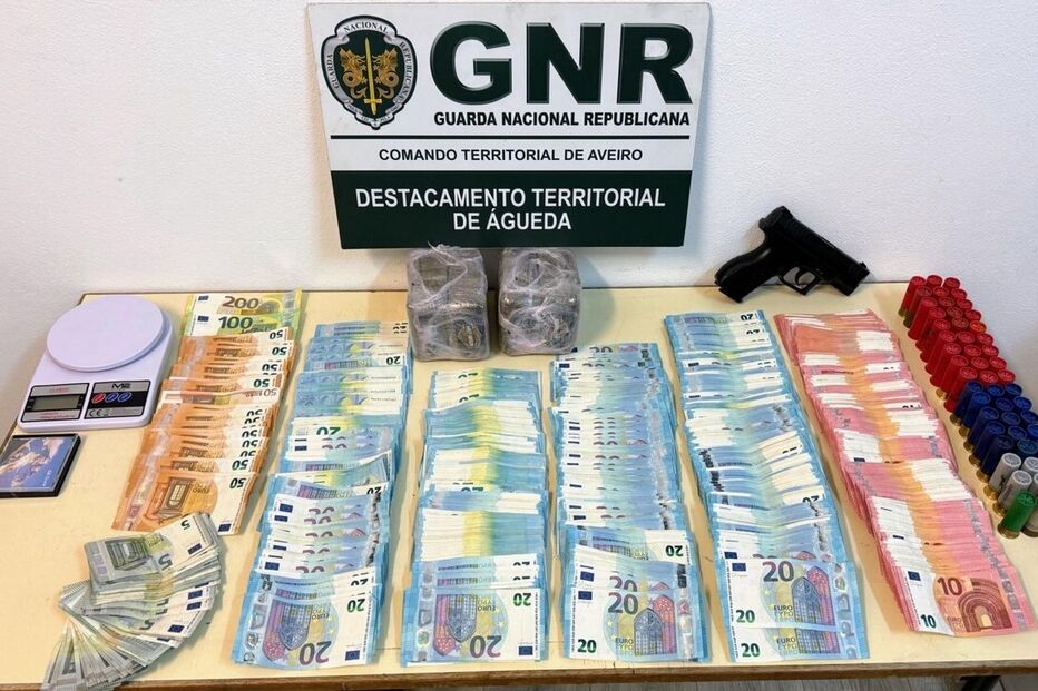 Dinheiro e droga apreendidos pela GNR