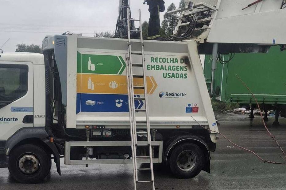 Carga de camião destruída pelas chamas na Maia