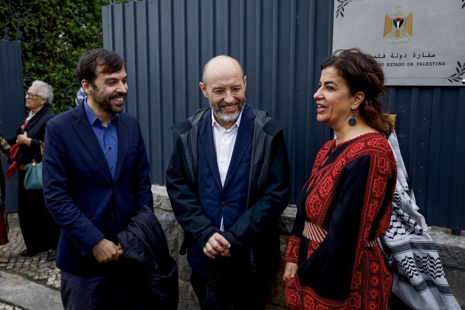 A embaixadora da Palestina em Portugal, Rawan Sulaiman (à direita), conversa com o porta-voz e do Livre, Rui Tavares (ao centro), e com o candidato à Presidência da República, Jorge Pinto (à esquerda)