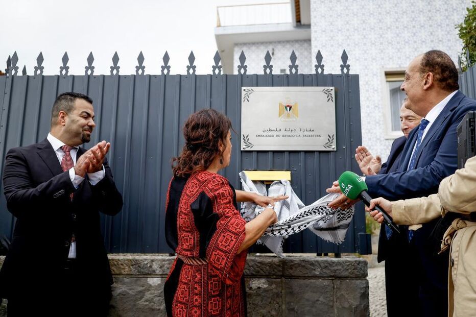 A embaixadora da Palestina em Portugal, Rawan Sulaiman, durante a cerimónia de troca da placa de 