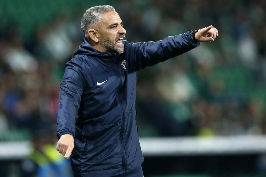 Rui Borges reage junto ao banco de suplentes do Sporting