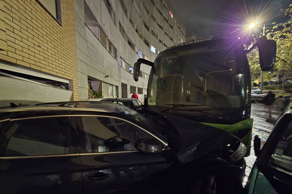 Autocarro desgovernado abalroa vários carros em Bragança