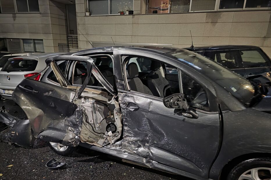 Autocarro desgovernado abalroa vários carros em Bragança