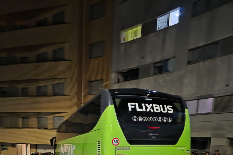 Autocarro desgovernado abalroa vários carros em Bragança