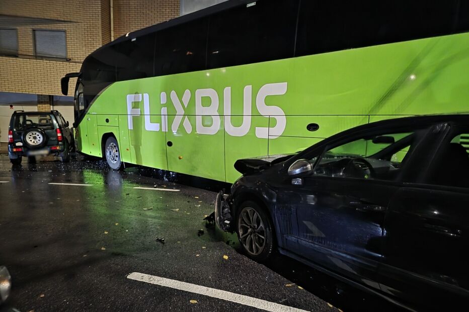 Autocarro desgovernado abalroa vários carros em Bragança