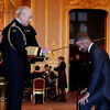 <![CDATA[ David Beckham agora é Sir David Beckham: ex-futebolista condecorado com o título de cavaleiro pelo rei Carlos III ]]>