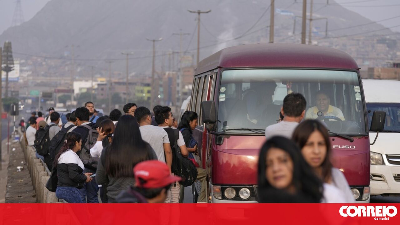 <![CDATA[ Pelo menos 38 mortos em queda de autocarro no Peru ]]>