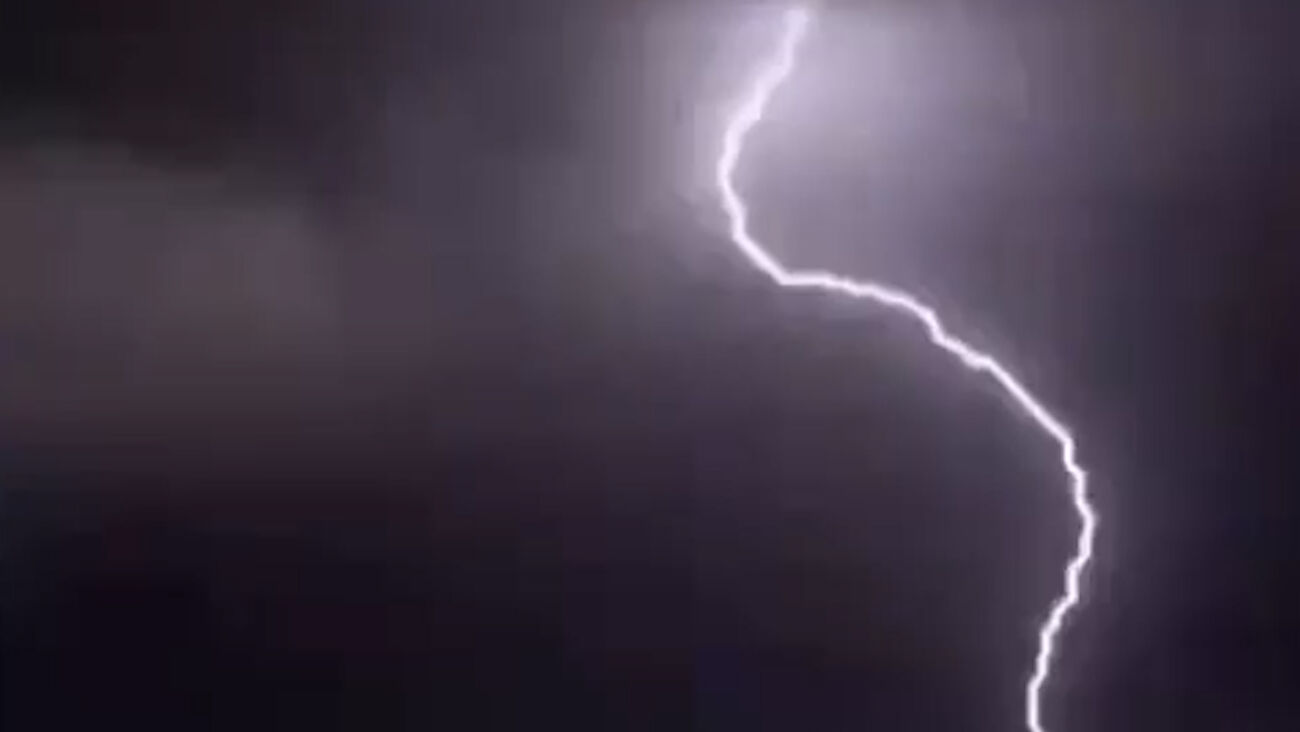 Moradores captam imagens impressionantes de relâmpago em São Domingos de Rana